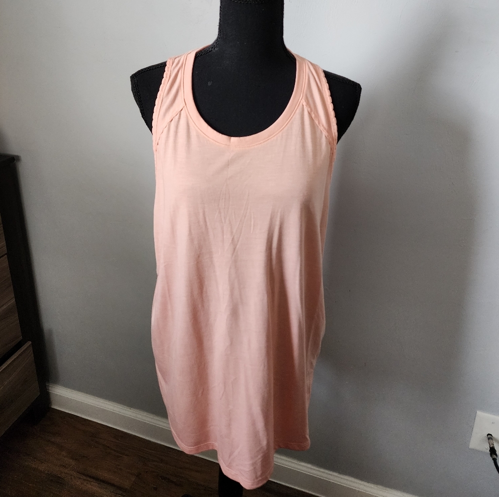 NWOT Old Navy Active Scalloped Trim Tank